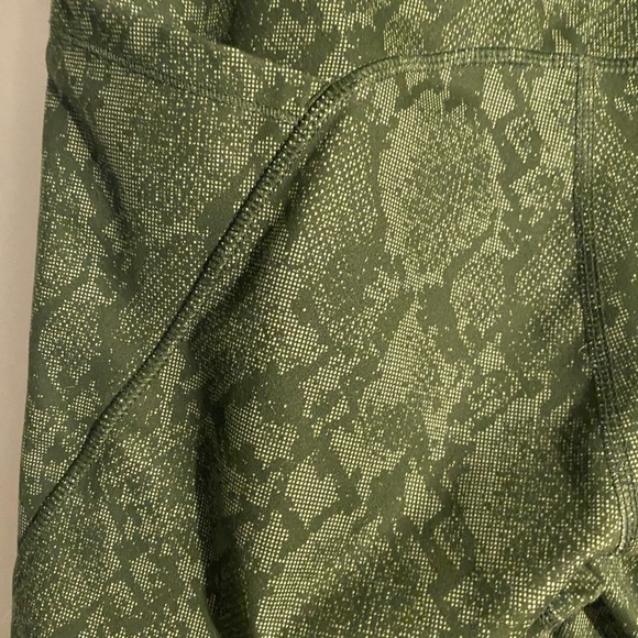 All in Motion Dark Green Patterned Leggings - Picture 4 of 4